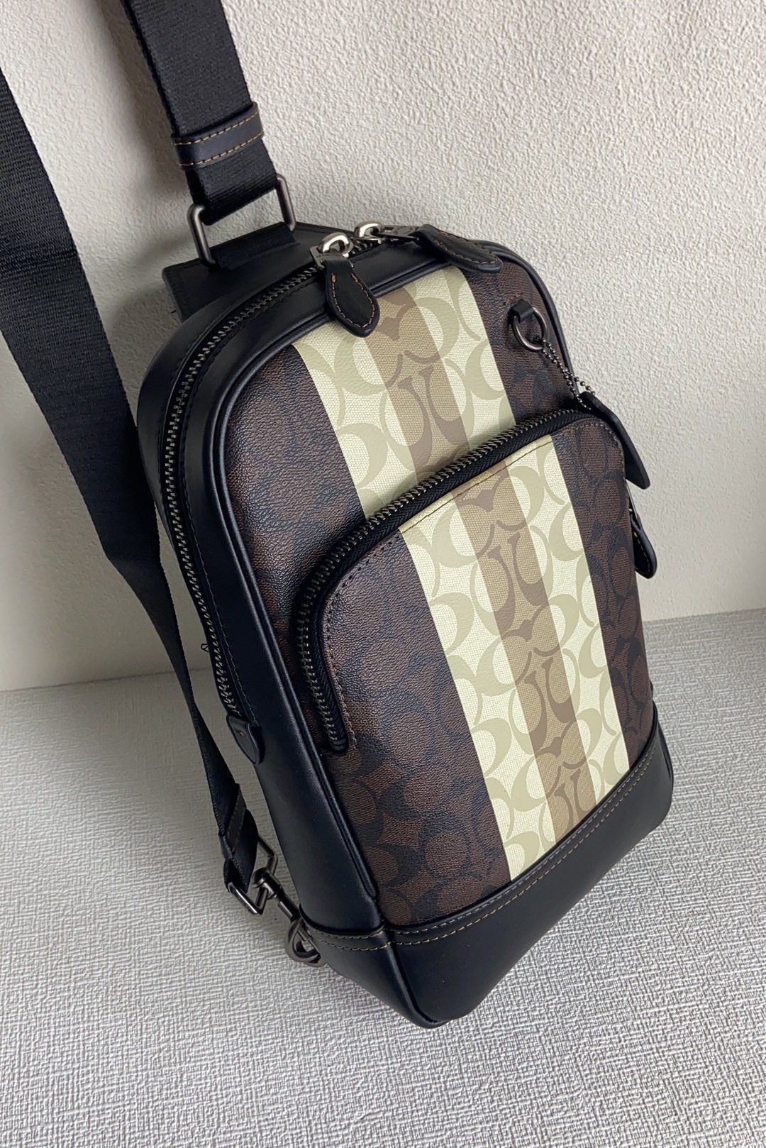 Coach c3229新款男士胸包 全原材料组 皮老花料内里布拉链小布标 都是全原材料 有 可对比、ykk7号拉头