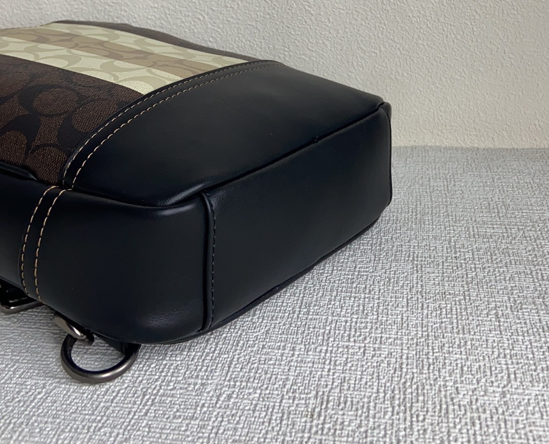 Coach c3229新款男士胸包 全原材料组 皮老花料内里布拉链小布标 都是全原材料 有 可对比、ykk7号拉头