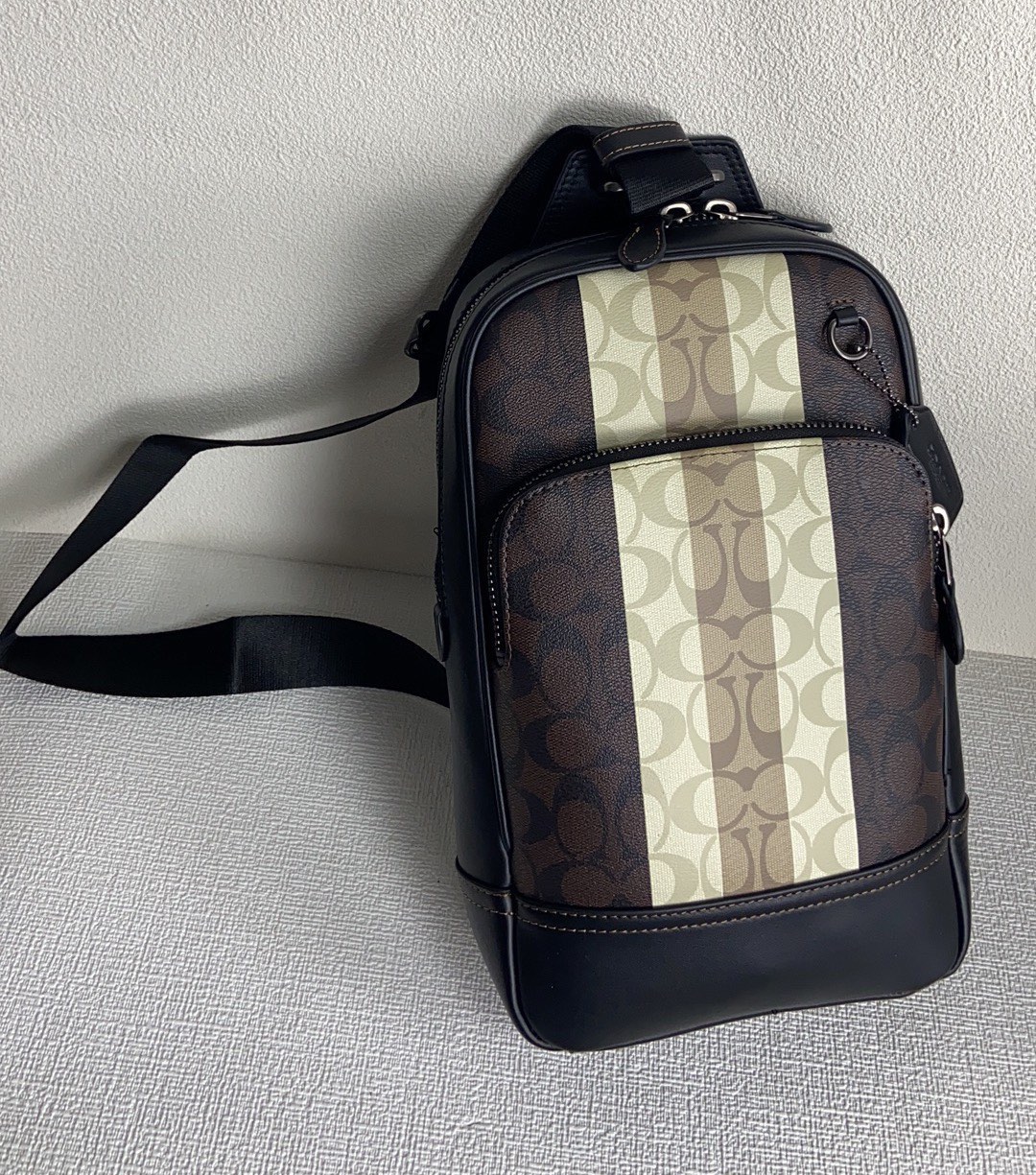 Coach c3229新款男士胸包 全原材料组 皮老花料内里布拉链小布标 都是全原材料 有 可对比、ykk7号拉头