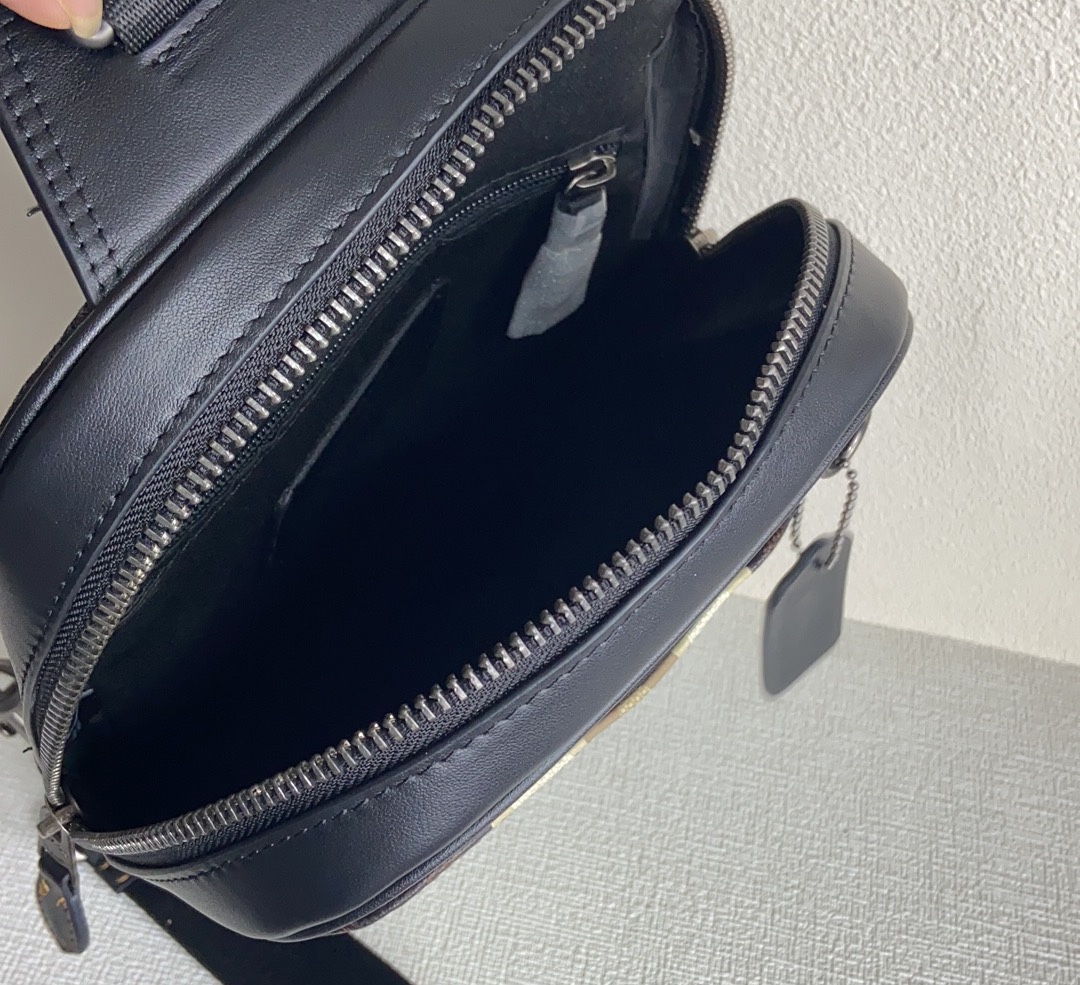 Coach c3229新款男士胸包 全原材料组 皮老花料内里布拉链小布标 都是全原材料 有 可对比、ykk7号拉头