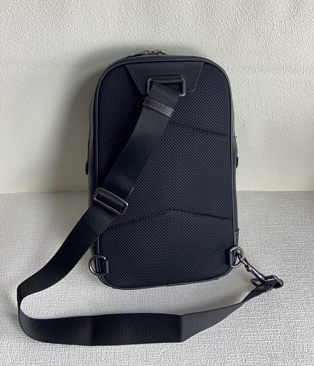 Coach c3229新款男士胸包 全原材料组 皮老花料内里布拉链小布标 都是全原材料 有 可对比、ykk7号拉头