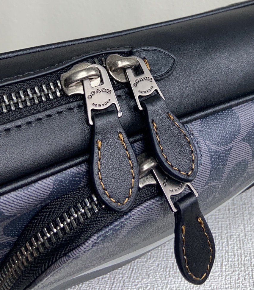 Coach c3229新款男士胸包 全原材料组 皮老花料内里布拉链小布标 都是全原材料 有 可对比、ykk7号拉头