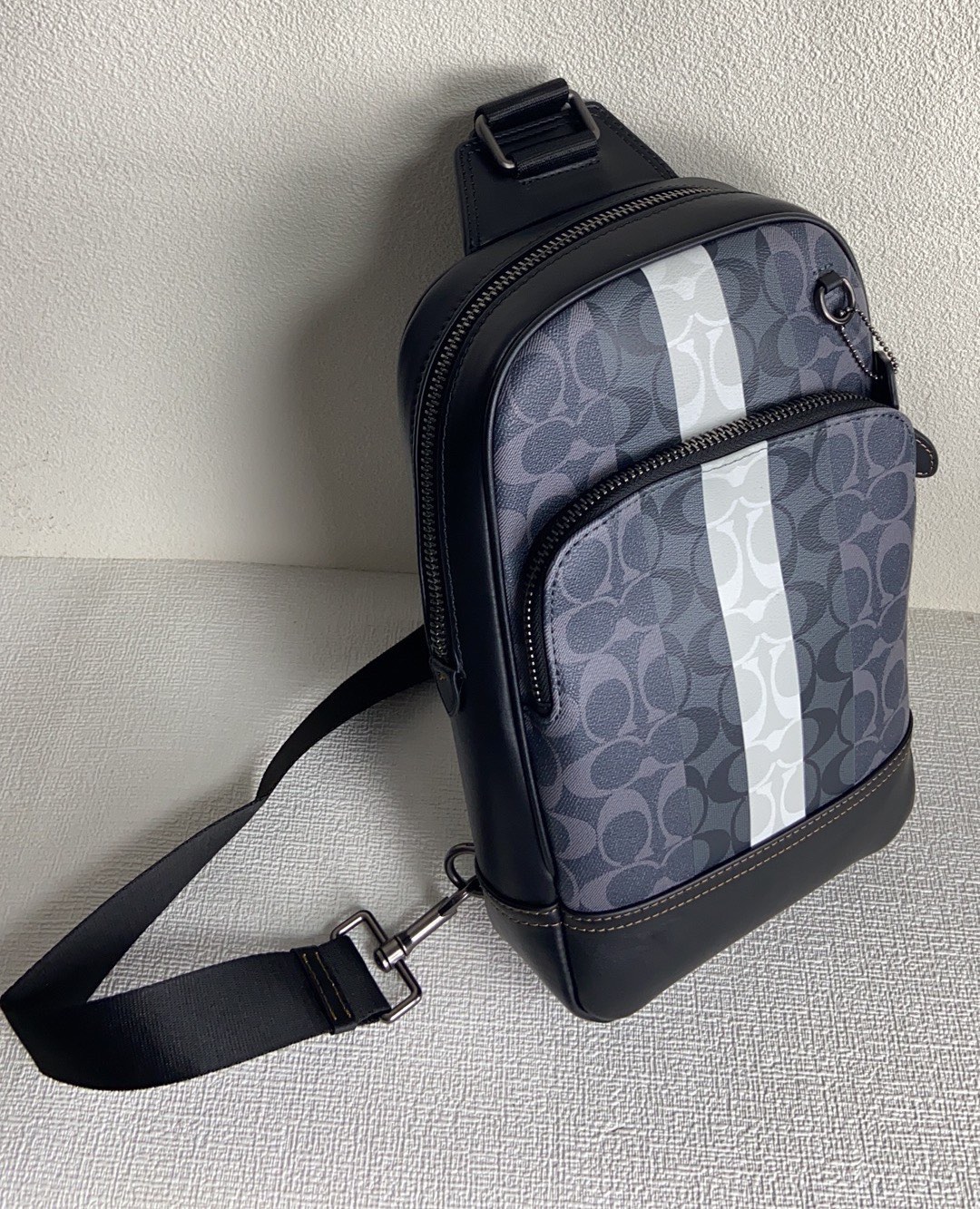Coach c3229新款男士胸包 全原材料组 皮老花料内里布拉链小布标 都是全原材料 有 可对比、ykk7号拉头