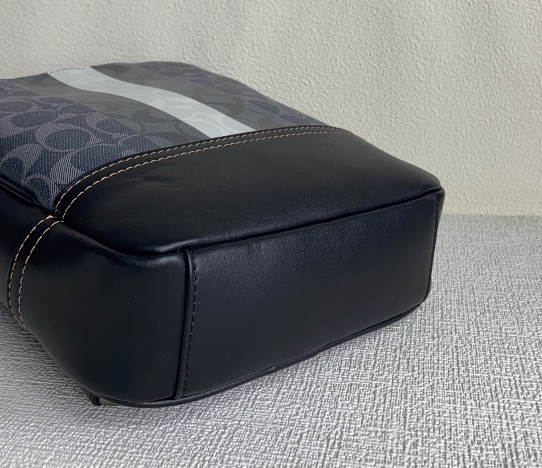 Coach c3229新款男士胸包 全原材料组 皮老花料内里布拉链小布标 都是全原材料 有 可对比、ykk7号拉头