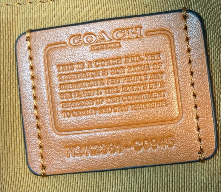Coach 24年3月新品 对版布料c纹有凹凸感 co945 axel 二合一斜挎包 夏日小巧百搭的斜挎包来咯 ～这款延续 包型 枕头包的款式