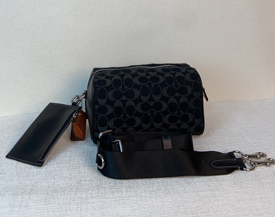Coach 24年3月新品 对版布料c纹有凹凸感 co945 axel 二合一斜挎包 夏日小巧百搭的斜挎包来咯 ～这款延续 包型 枕头包的款式