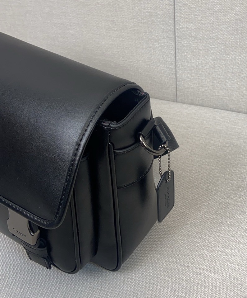 Coach 蔻家八月新品cu110 CT716 racer邮差包简单 型男 新款racer crossbody结合 造型与实用功能