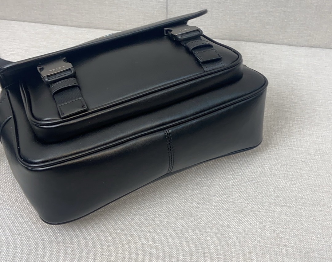 Coach 蔻家八月新品cu110 CT716 racer邮差包简单 型男 新款racer crossbody结合 造型与实用功能
