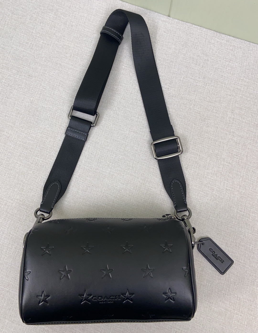 Coach 新品 cw324 男士axel crossbody充满活力的男士斜挎包axel出了新的印花纯牛皮材质压印了梦幻的小星星是童真 是梦想 超实用的容量满足日常需求 还自带一个小卡包 尺寸21-11-10