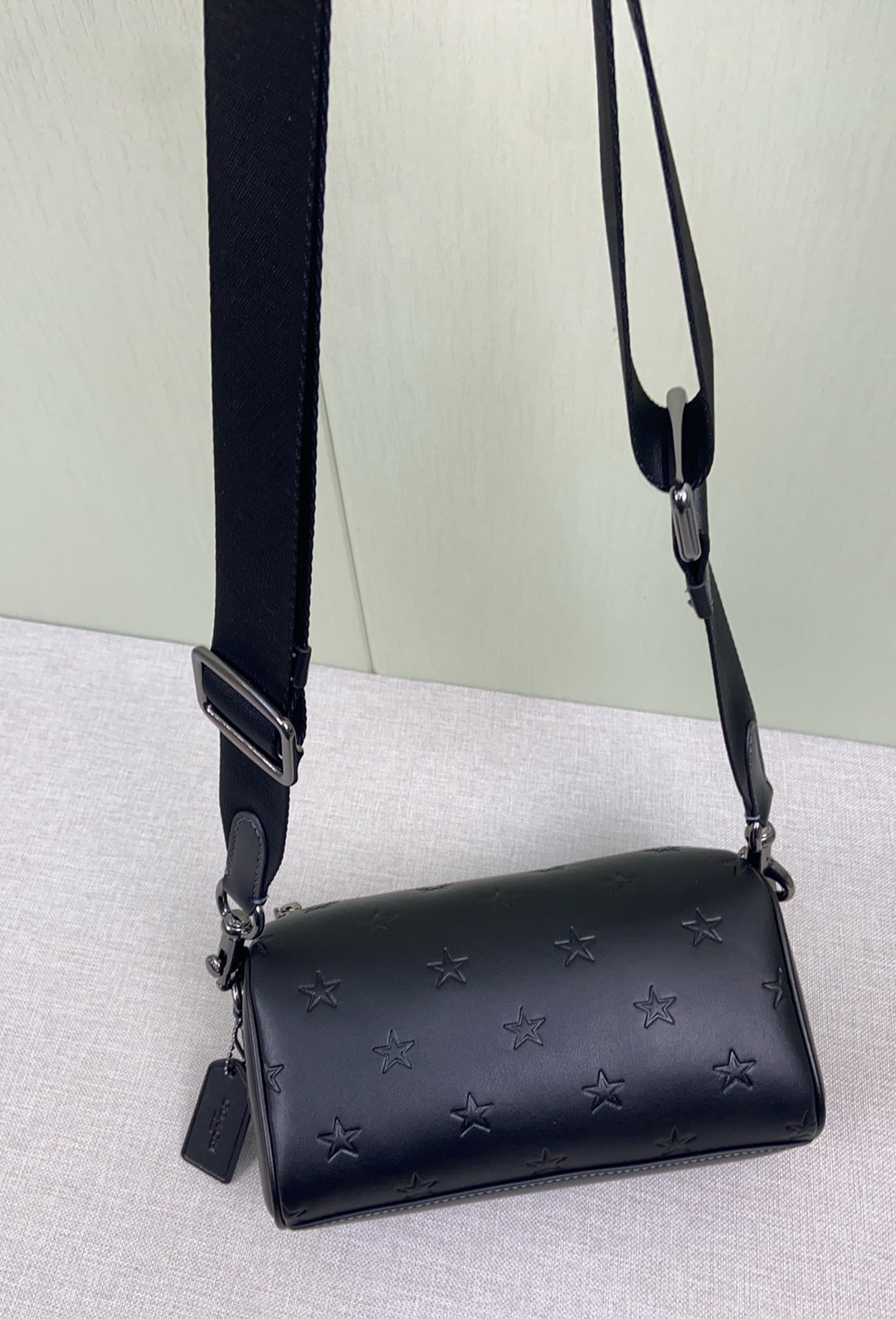 Coach 新品 cw324 男士axel crossbody充满活力的男士斜挎包axel出了新的印花纯牛皮材质压印了梦幻的小星星是童真 是梦想 超实用的容量满足日常需求 还自带一个小卡包 尺寸21-11-10