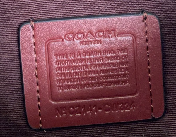 Coach 新品 cw324 男士axel crossbody充满活力的男士斜挎包axel出了新的印花纯牛皮材质压印了梦幻的小星星是童真 是梦想 超实用的容量满足日常需求 还自带一个小卡包 尺寸21-11-10