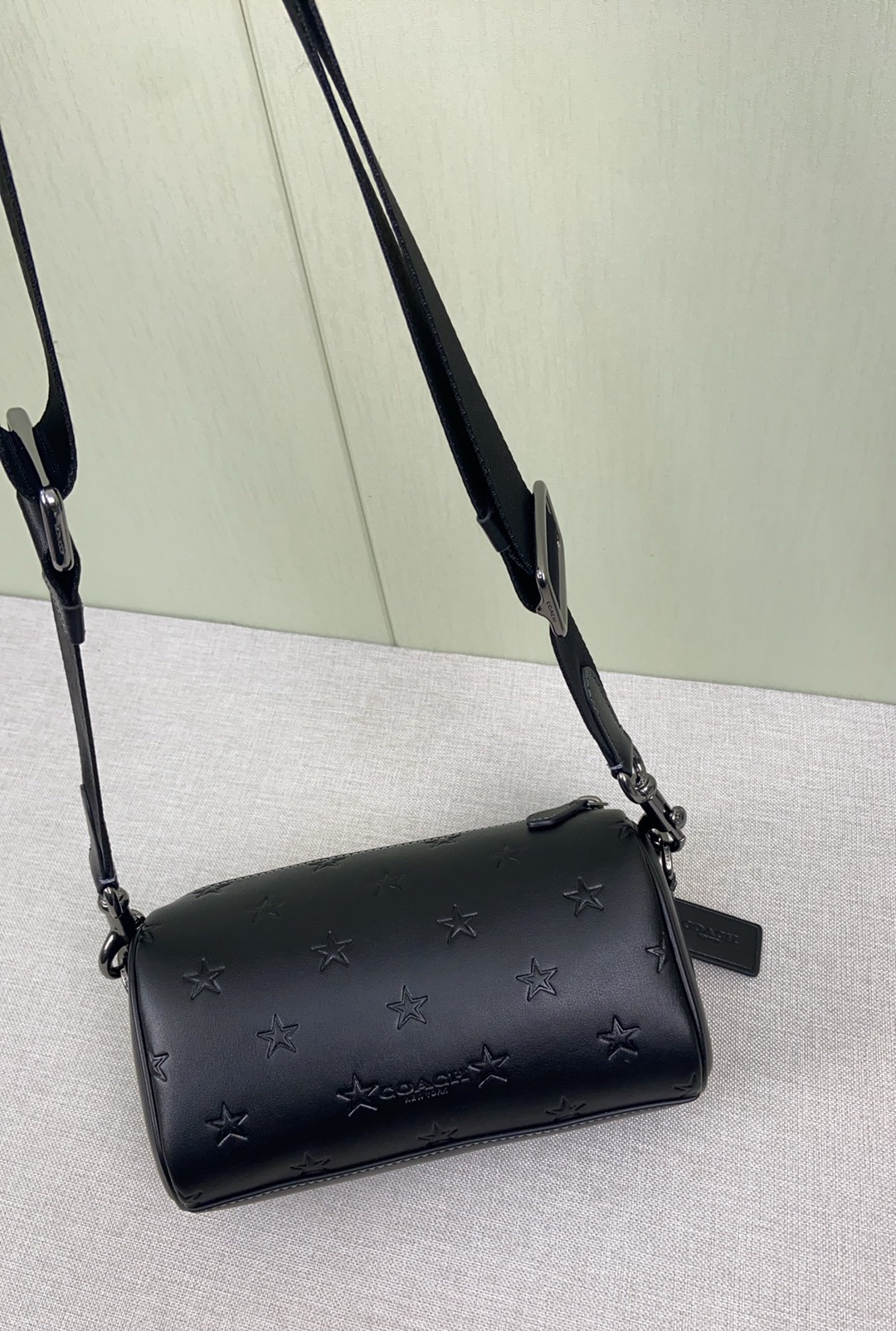 Coach 新品 cw324 男士axel crossbody充满活力的男士斜挎包axel出了新的印花纯牛皮材质压印了梦幻的小星星是童真 是梦想 超实用的容量满足日常需求 还自带一个小卡包 尺寸21-11-10
