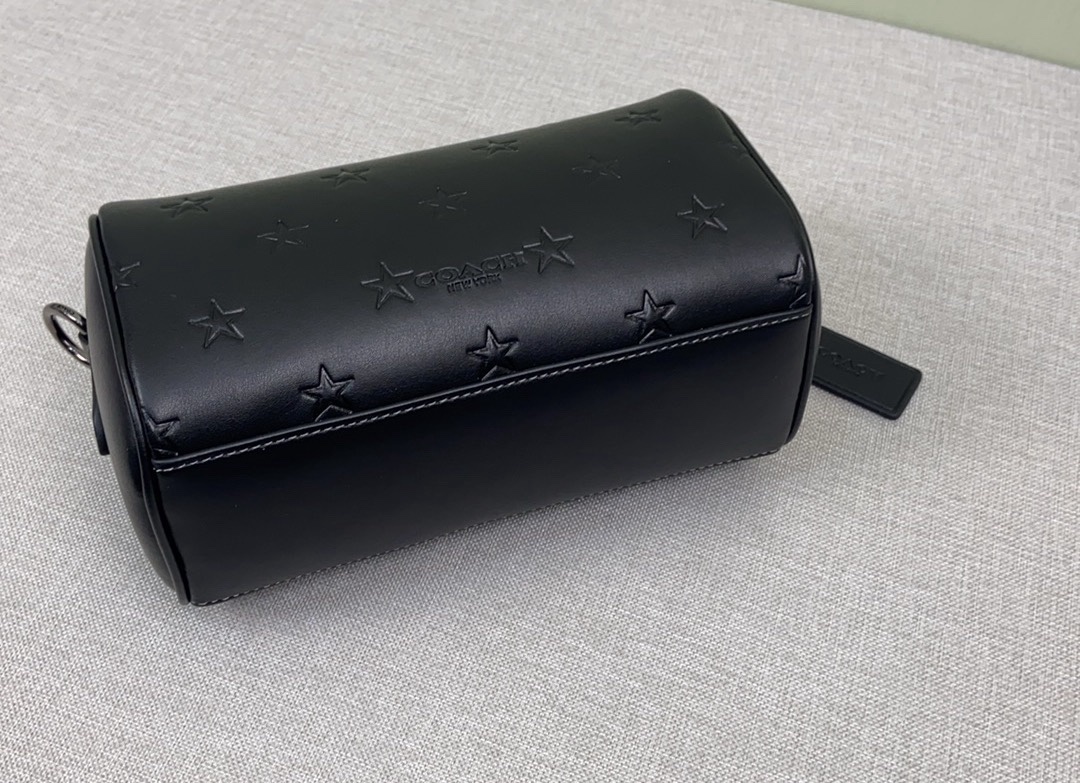 Coach 新品 cw324 男士axel crossbody充满活力的男士斜挎包axel出了新的印花纯牛皮材质压印了梦幻的小星星是童真 是梦想 超实用的容量满足日常需求 还自带一个小卡包 尺寸21-11-10