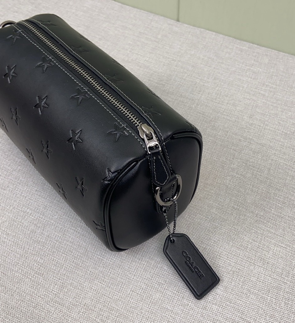 Coach 新品 cw324 男士axel crossbody充满活力的男士斜挎包axel出了新的印花纯牛皮材质压印了梦幻的小星星是童真 是梦想 超实用的容量满足日常需求 还自带一个小卡包 尺寸21-11-10