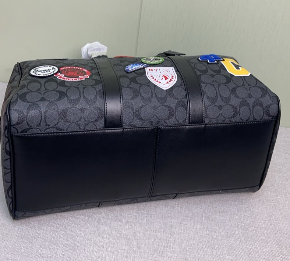 Coach Coa*h 25年1月份新品Venturer旅行包 来啦 CY829 的包型搭配徽章设计