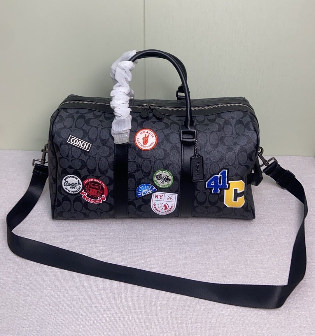 Coach Coa*h 25年1月份新品Venturer旅行包 来啦 CY829 的包型搭配徽章设计
