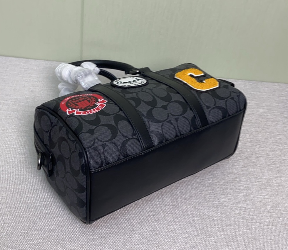Coach Coa*h Venturer枕头包波士顿 27 来啦 CY821 的包型搭配徽章设计