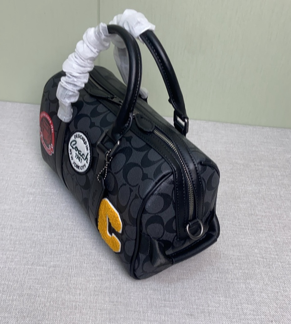 Coach Coa*h Venturer枕头包波士顿 27 来啦 CY821 的包型搭配徽章设计
