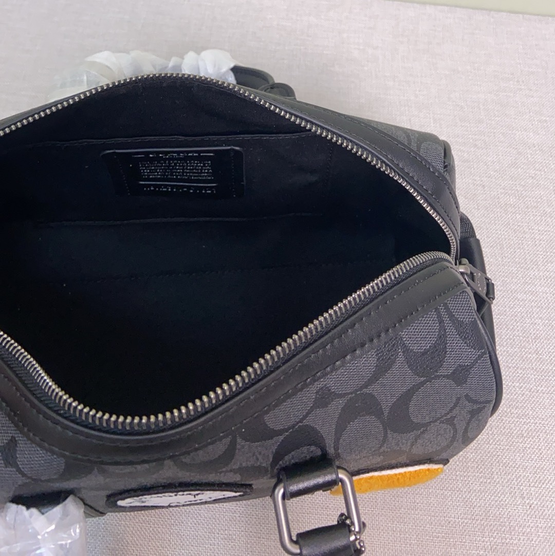 Coach Coa*h Venturer枕头包波士顿 27 来啦 CY821 的包型搭配徽章设计