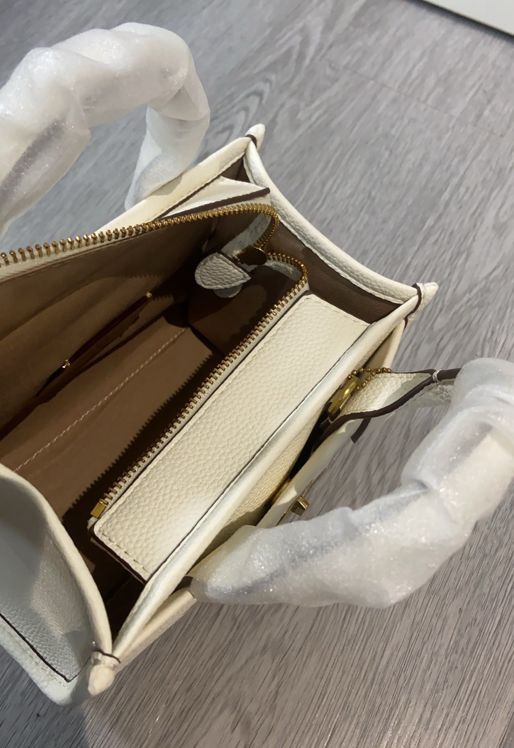 コーチ 新品早春奶白色トートバッグ 小サイズ