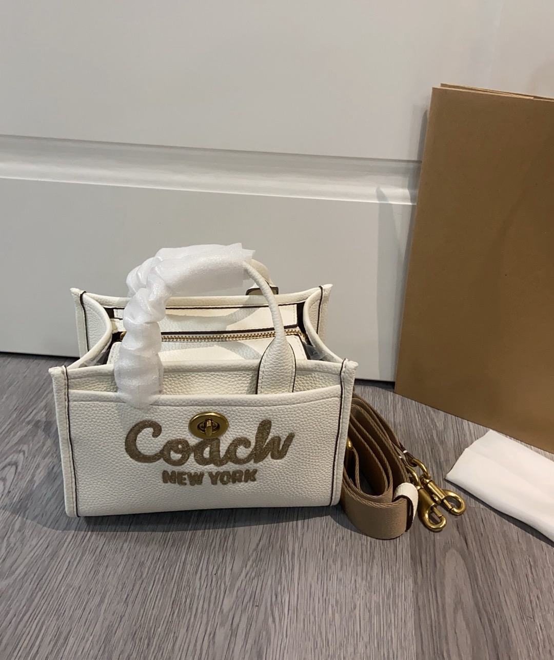 コーチ 新品早春奶白色トートバッグ 小サイズ