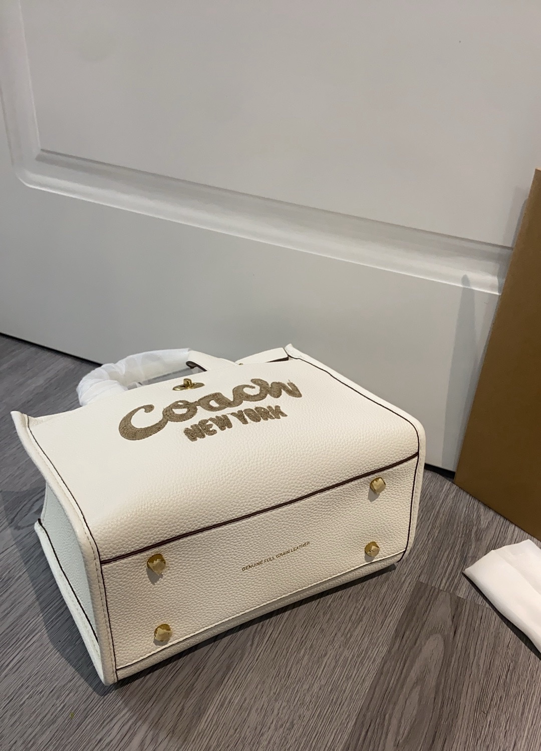 coa*h春の新作奶白色トートバッグ - 中サイズでおしゃれな春夏コーデに最適