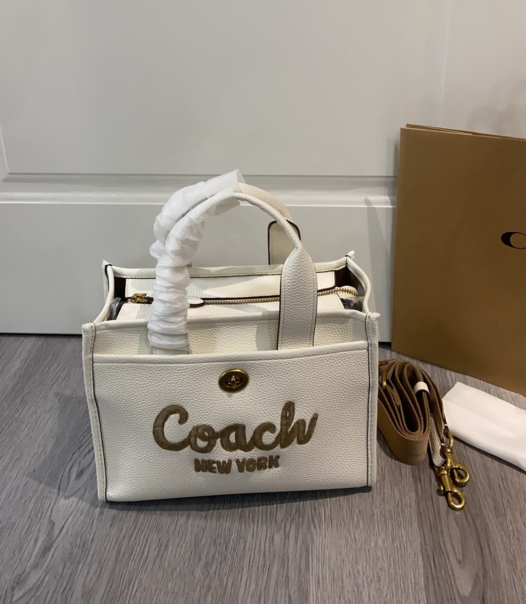 coa*h春の新作奶白色トートバッグ - 中サイズでおしゃれな春夏コーデに最適