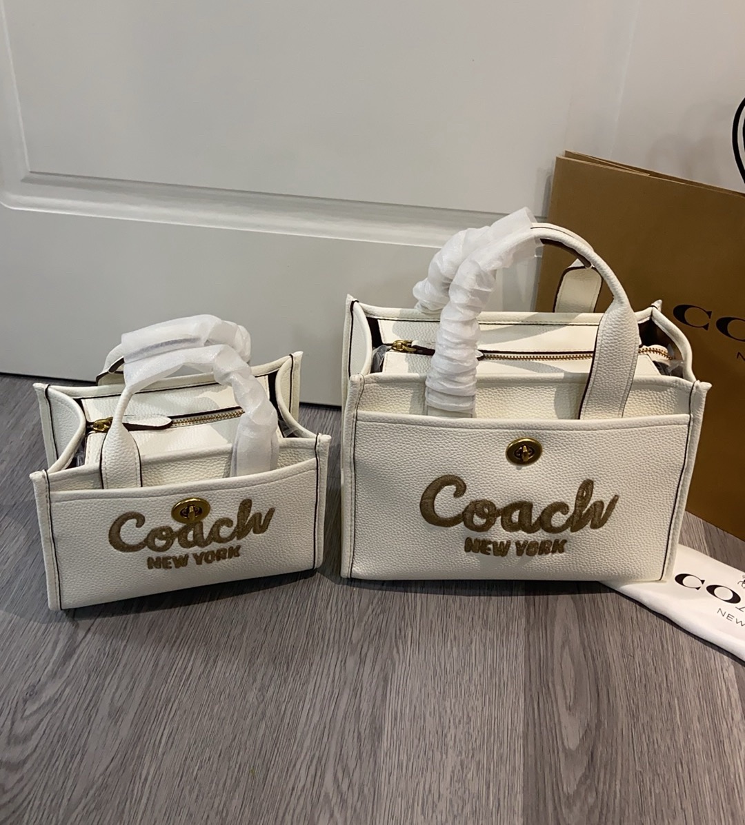 coa*h春の新作奶白色トートバッグ - 中サイズでおしゃれな春夏コーデに最適