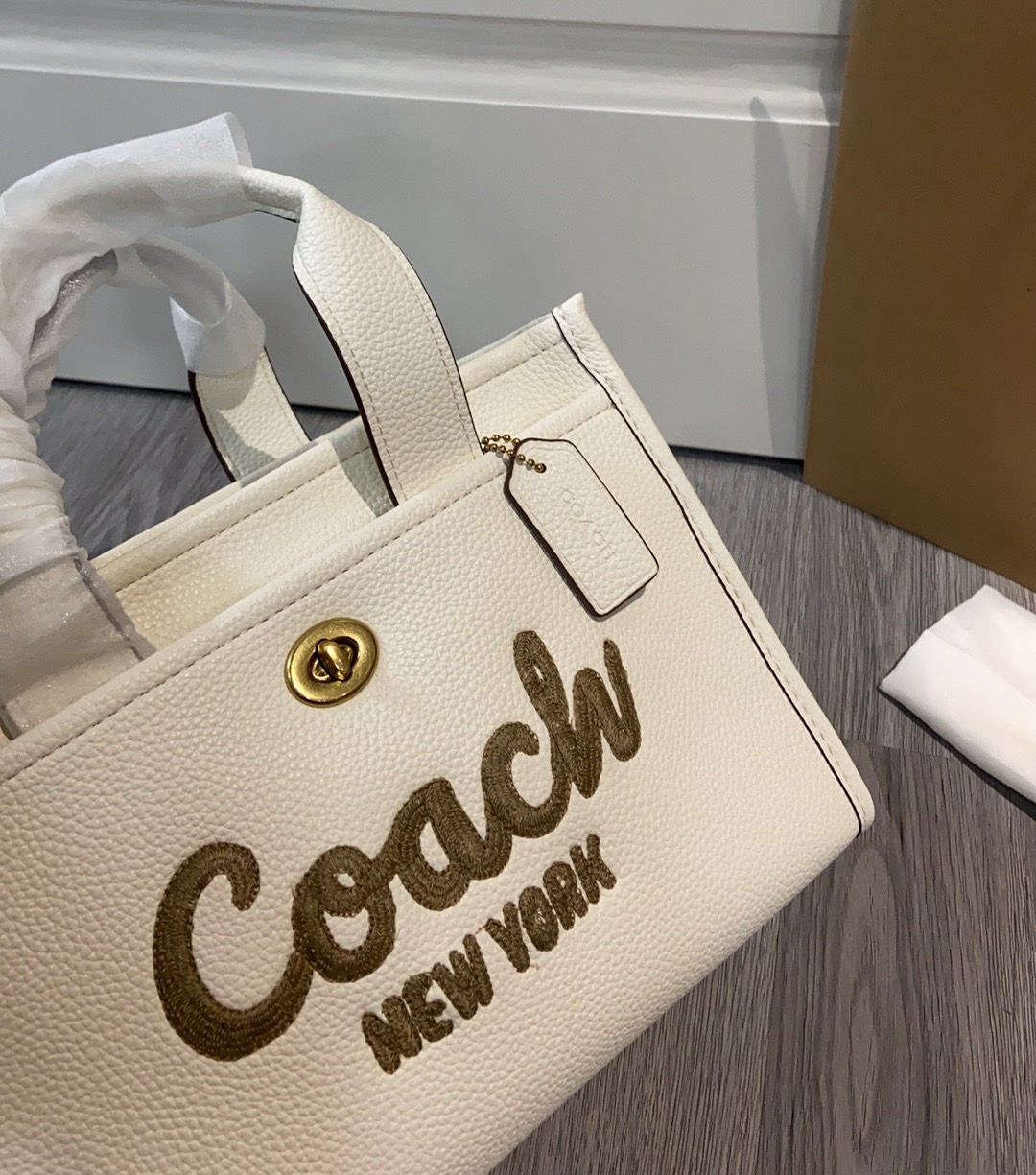 coa*h春の新作奶白色トートバッグ - 中サイズでおしゃれな春夏コーデに最適