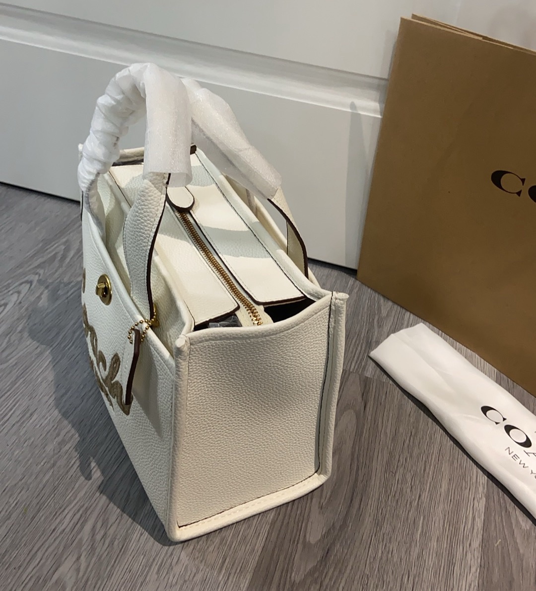 coa*h春の新作奶白色トートバッグ - 中サイズでおしゃれな春夏コーデに最適