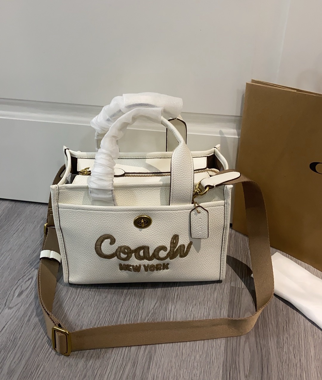 coa*h春の新作奶白色トートバッグ - 中サイズでおしゃれな春夏コーデに最適