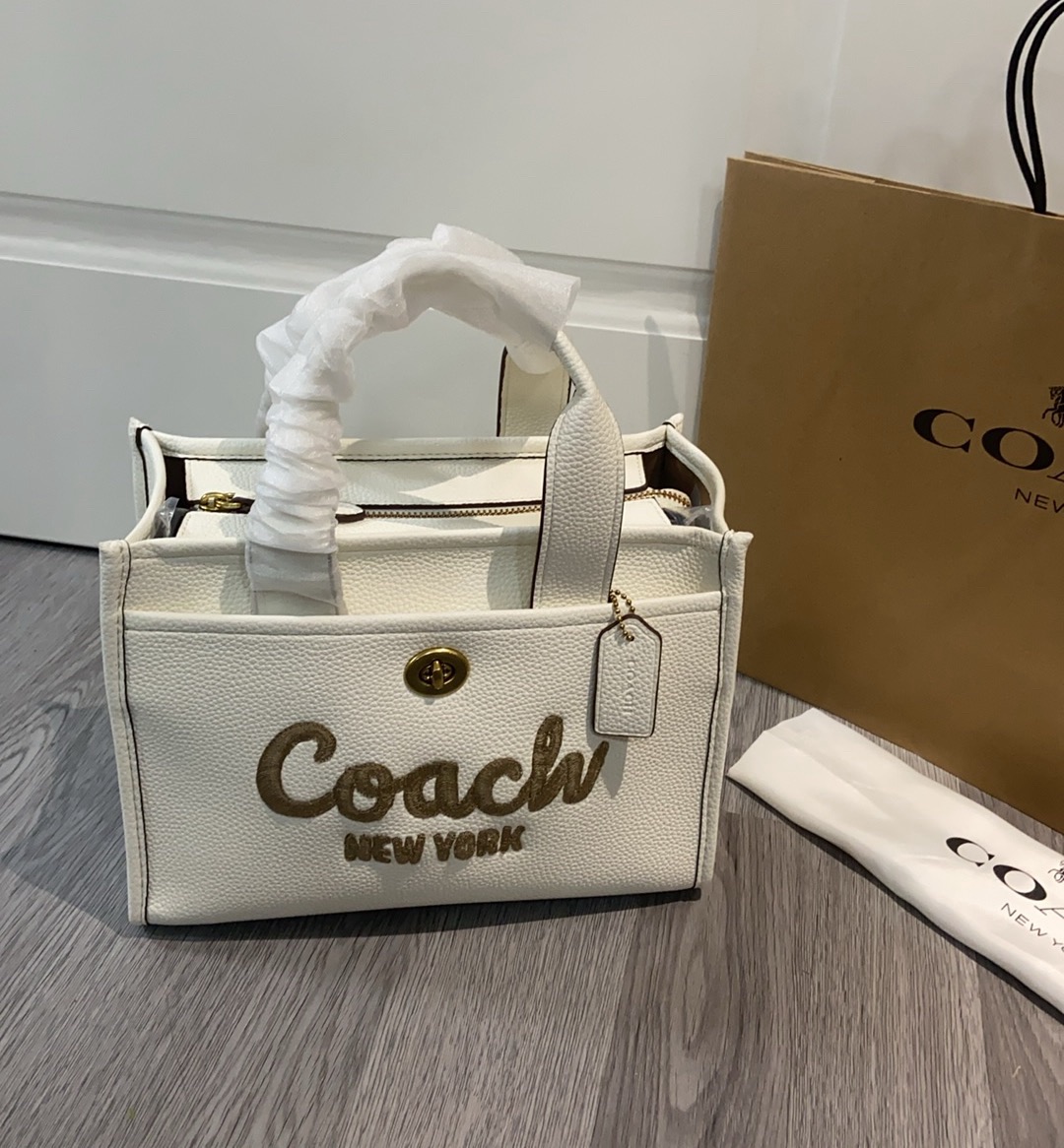 coa*h春の新作奶白色トートバッグ - 中サイズでおしゃれな春夏コーデに最適