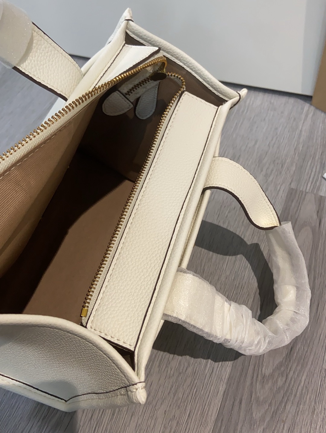 coa*h春の新作奶白色トートバッグ - 中サイズでおしゃれな春夏コーデに最適