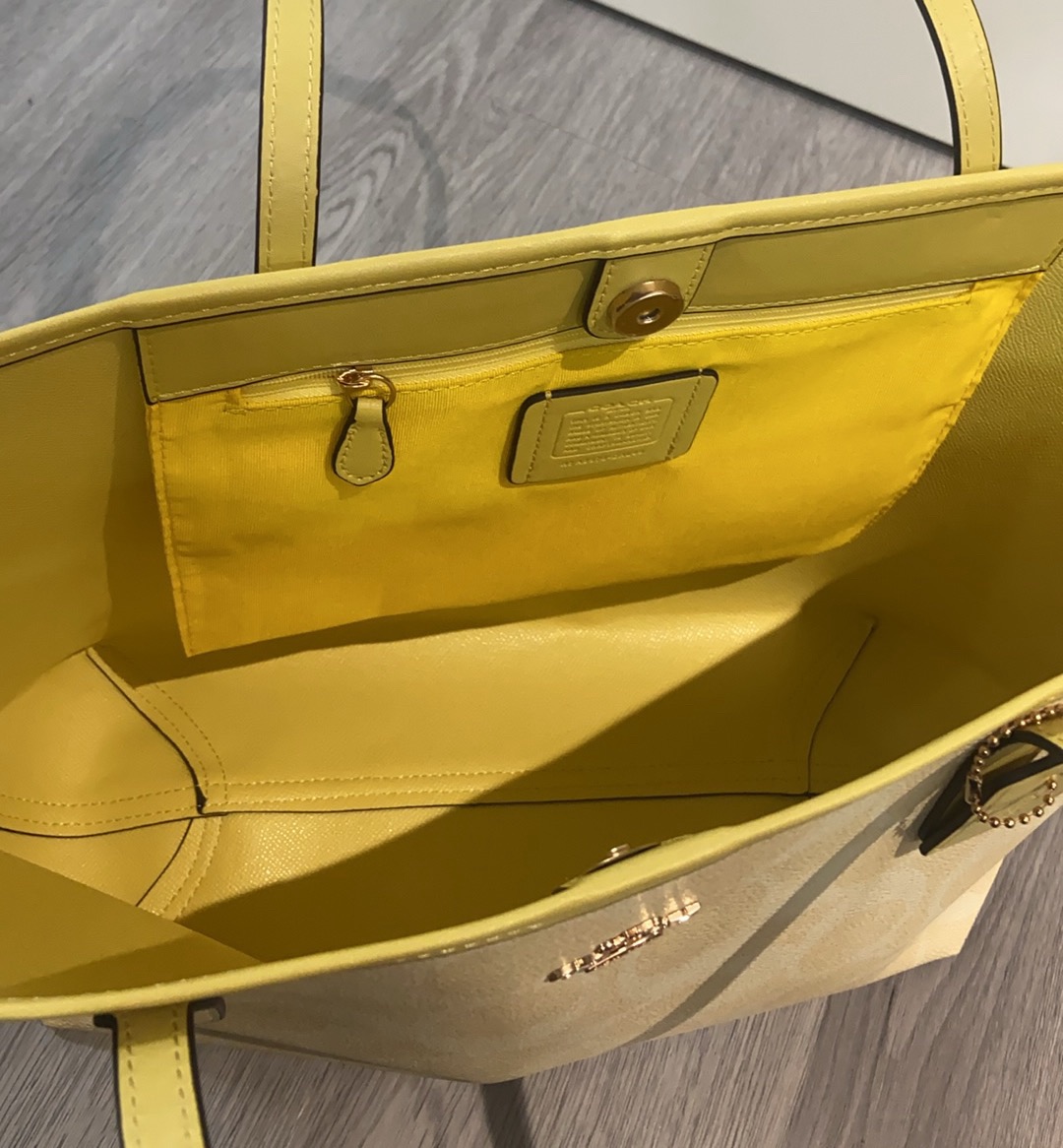 coa*春夏新作 CAL49 鹅黄色 City33 トートバッグ - 温柔で可愛いデザイン