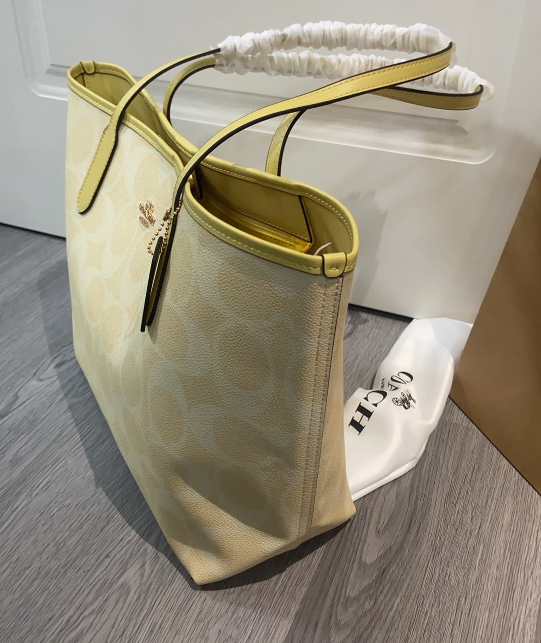 coa*春夏新作 CAL49 鹅黄色 City33 トートバッグ - 温柔で可愛いデザイン