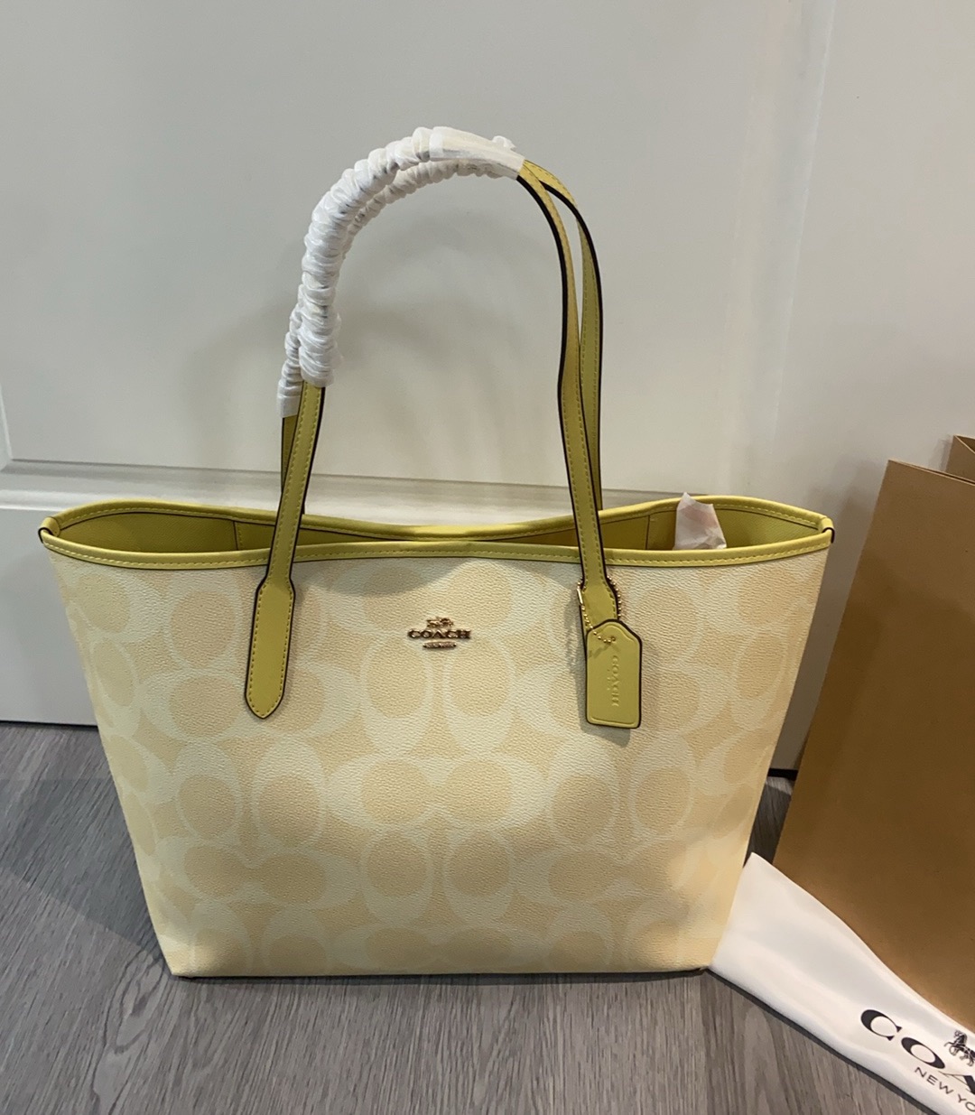 coa*春夏新作 CAL49 鹅黄色 City33 トートバッグ - 温柔で可愛いデザイン