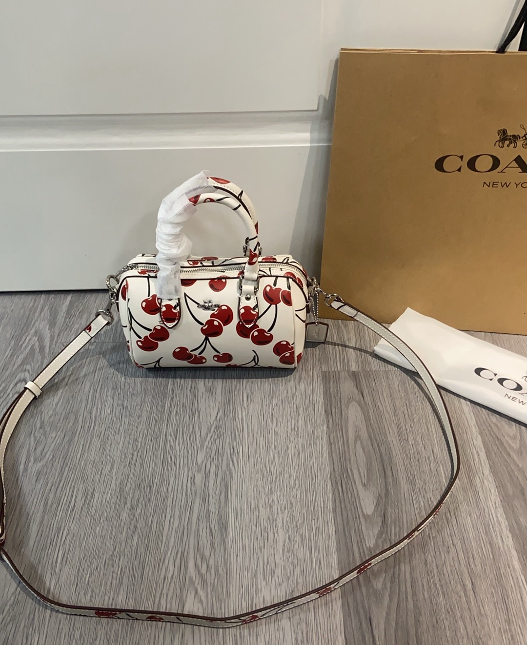 蔻驰 樱桃プリント波士顿枕头包 小巧でカワイイ春夏新作