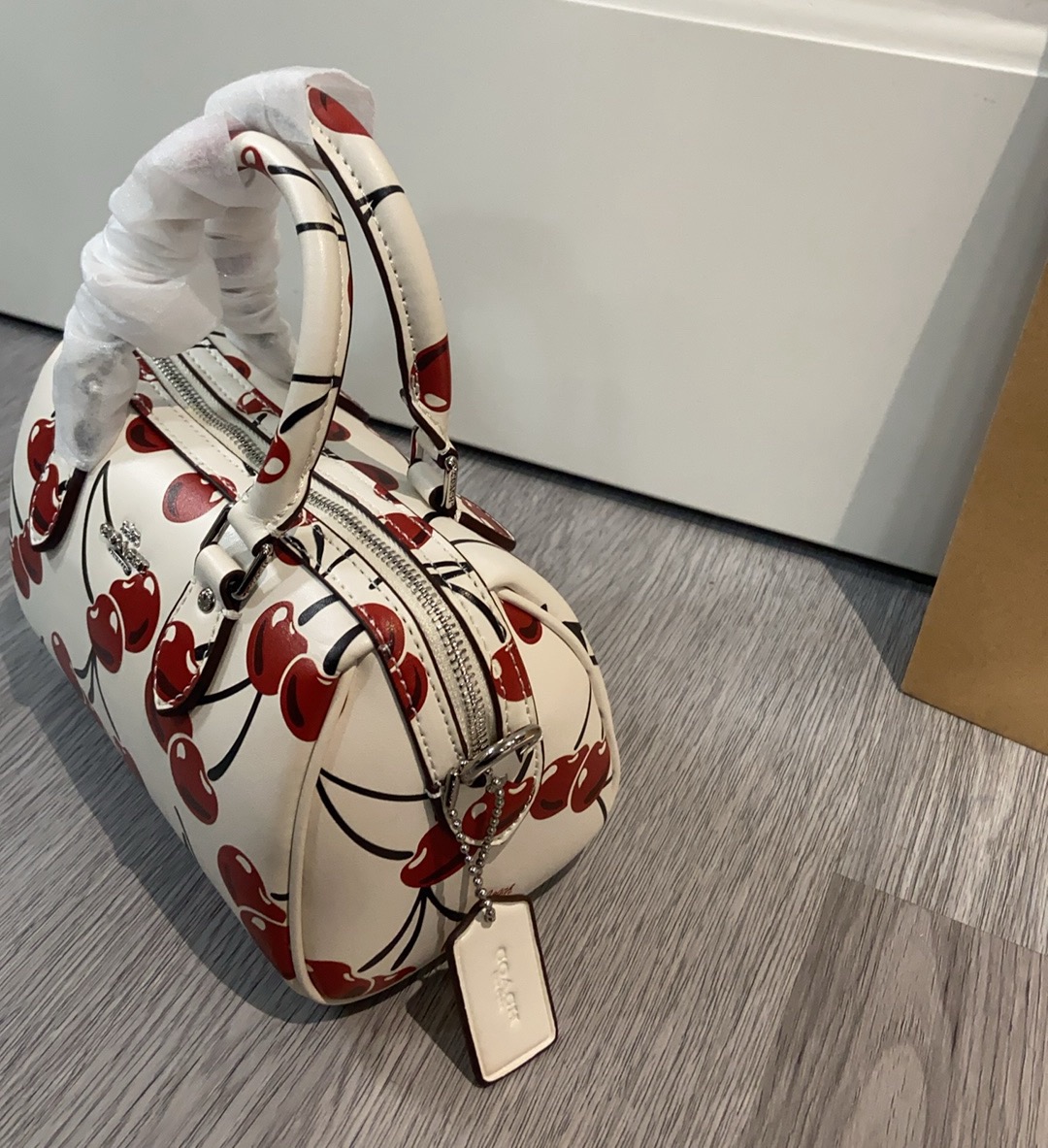 蔻驰 樱桃プリント波士顿枕头包 小巧でカワイイ春夏新作