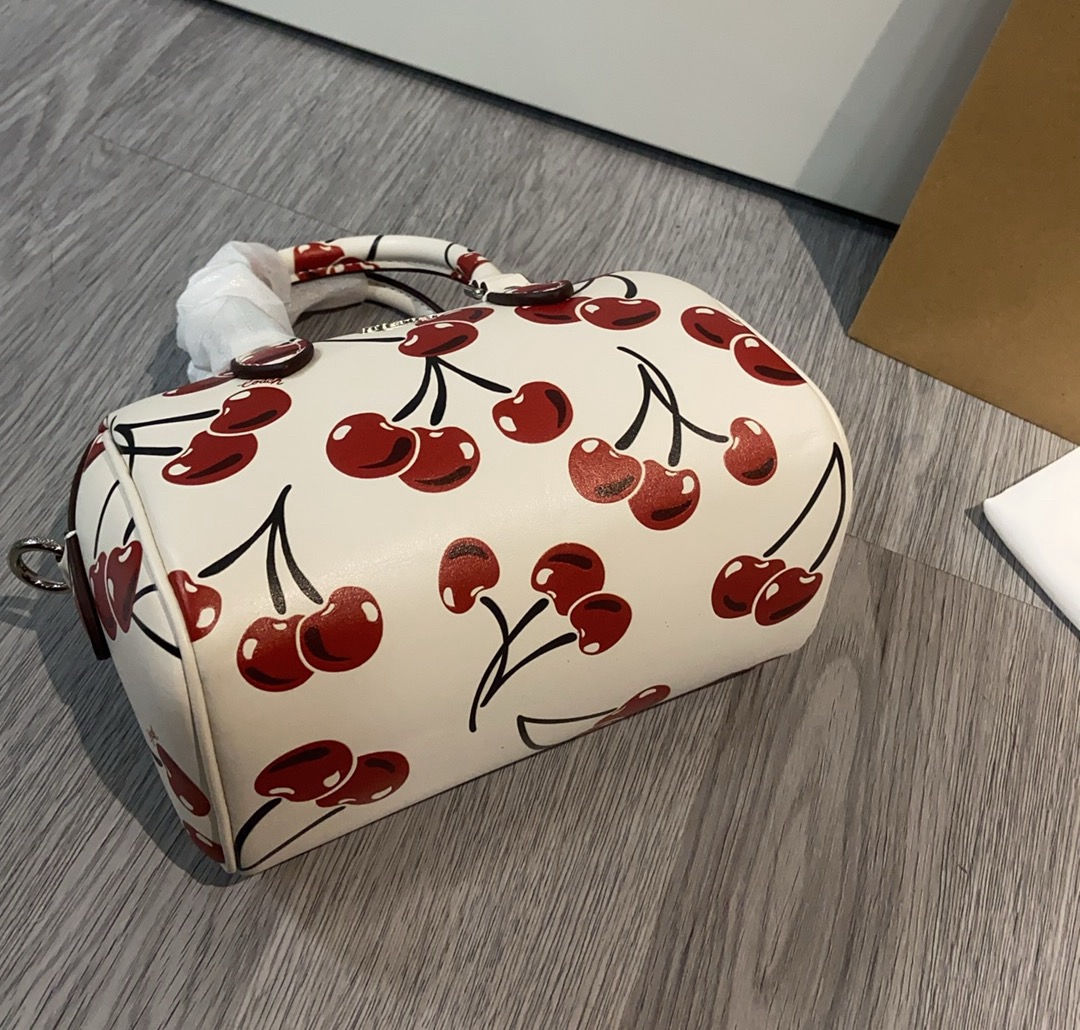 蔻驰 樱桃プリント波士顿枕头包 小巧でカワイイ春夏新作