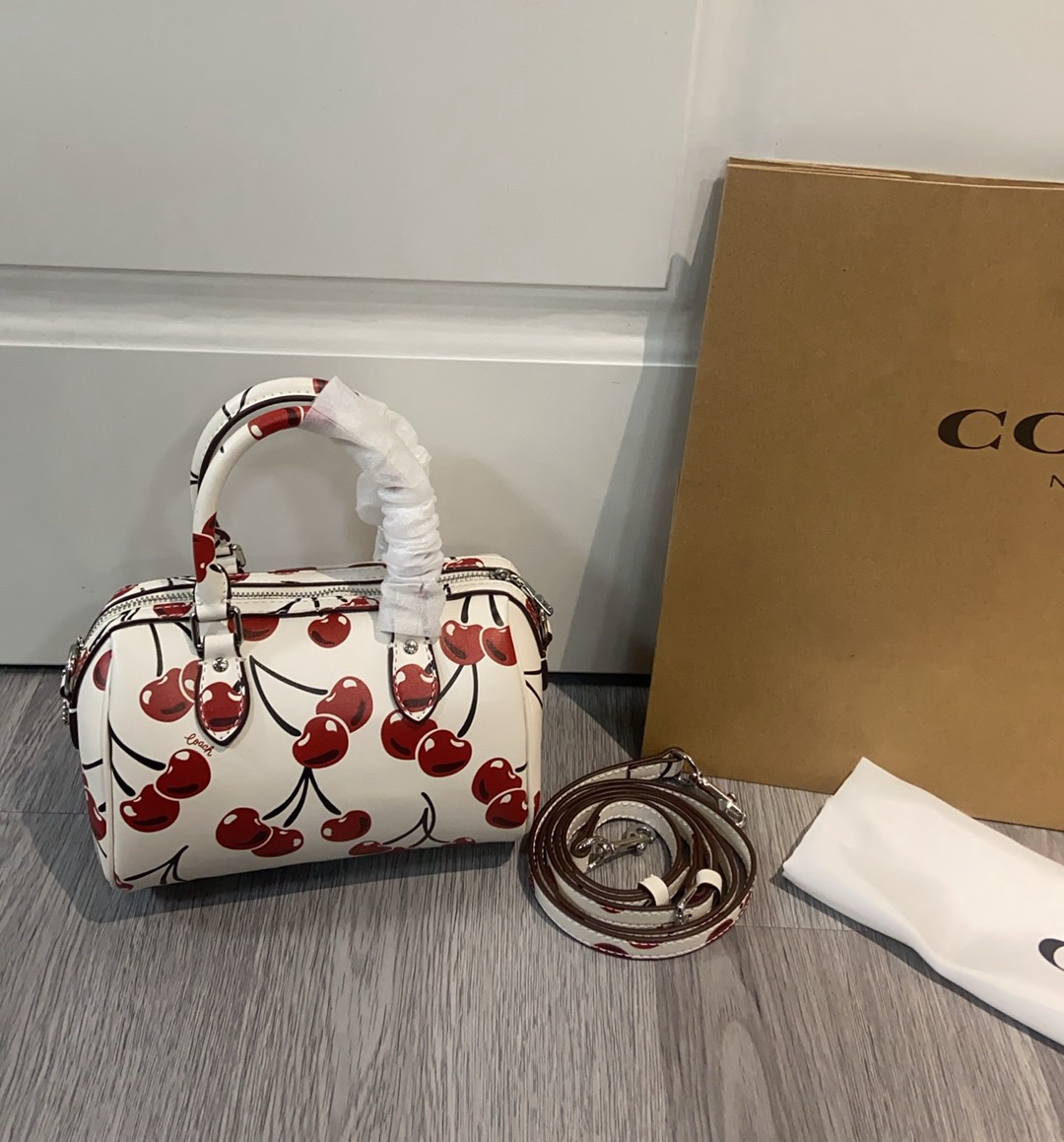 蔻驰 樱桃プリント波士顿枕头包 小巧でカワイイ春夏新作