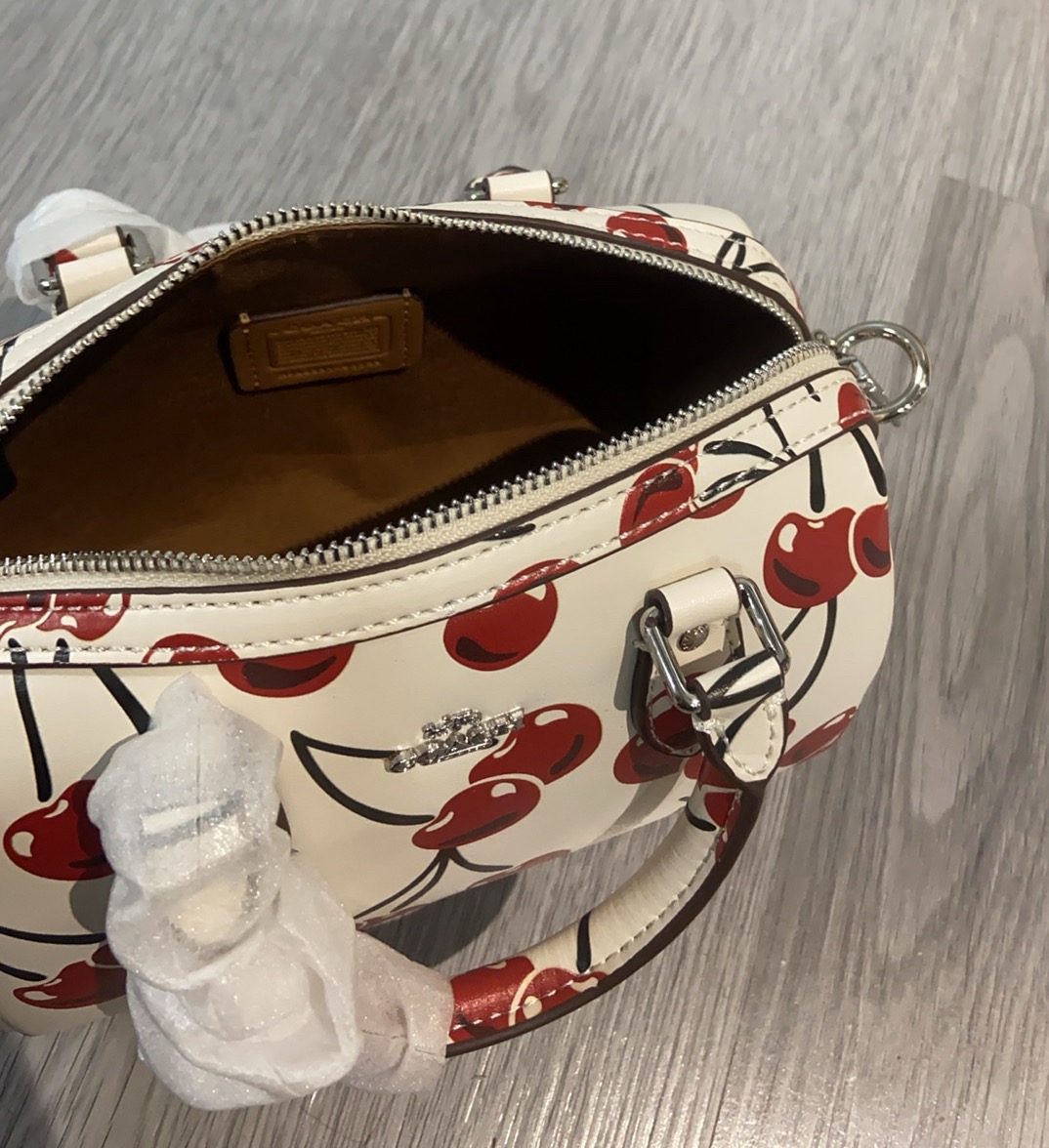 蔻驰 樱桃プリント波士顿枕头包 小巧でカワイイ春夏新作