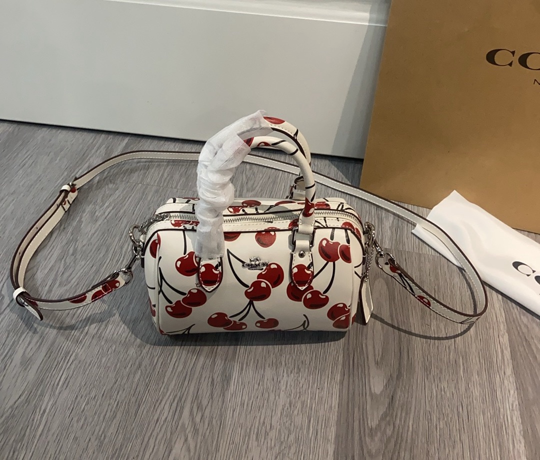 蔻驰 樱桃プリント波士顿枕头包 小巧でカワイイ春夏新作