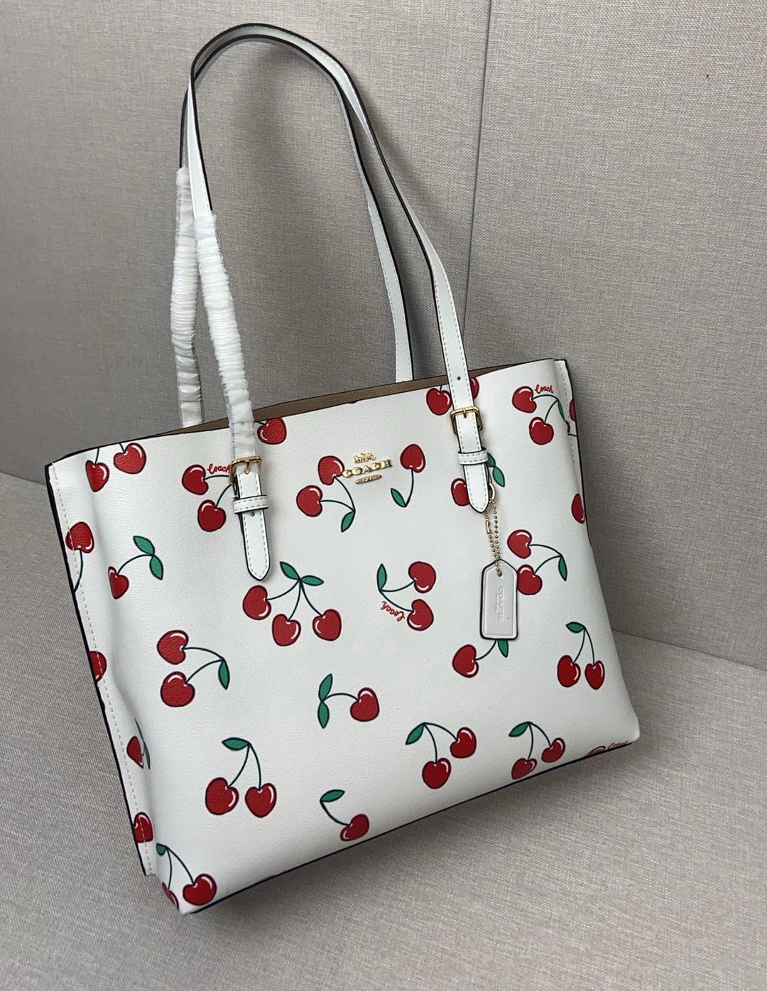 coa*h mollietote印花托特包 三隔层デザインの実用的トートバッグ