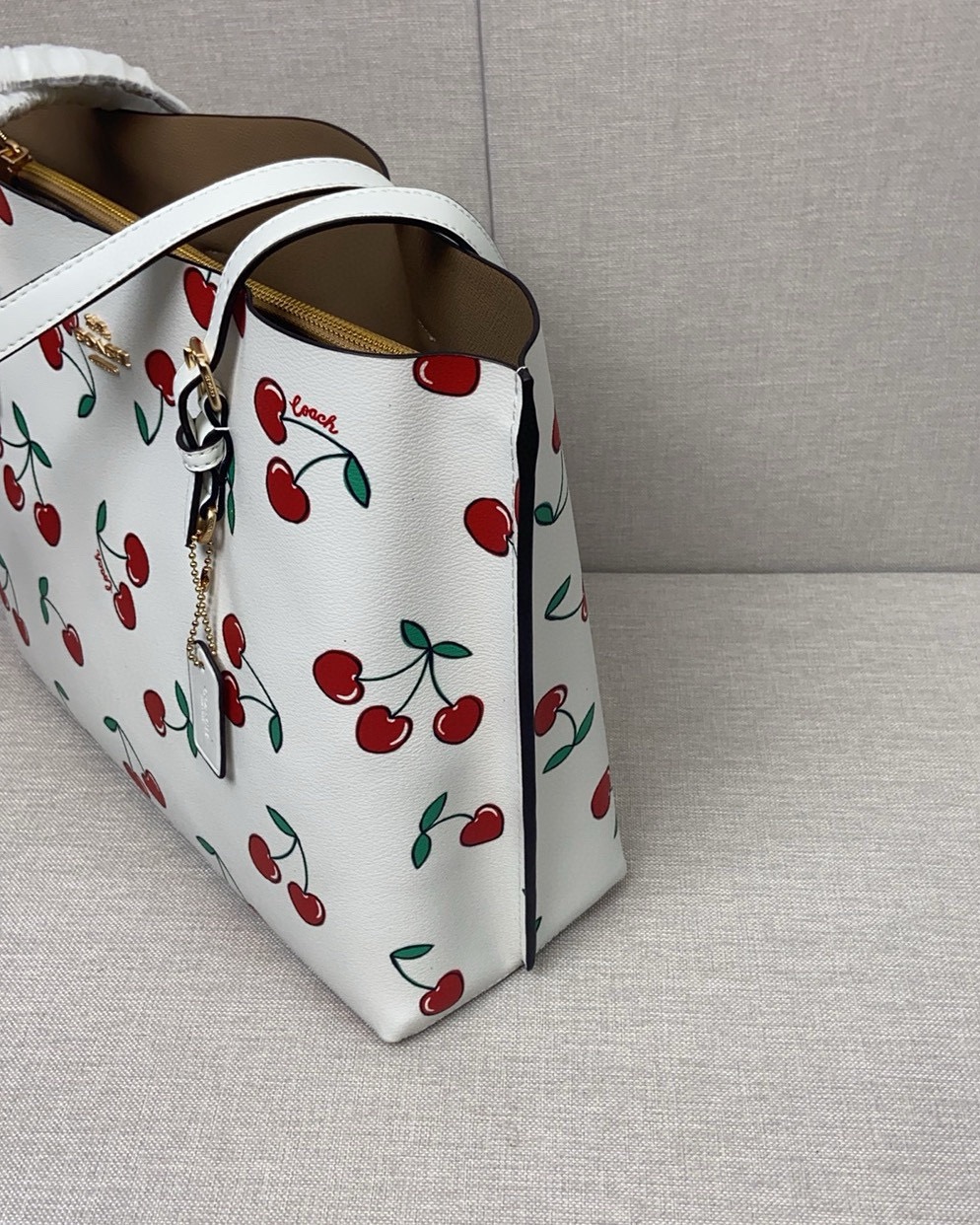 coa*h mollietote印花托特包 三隔层デザインの実用的トートバッグ