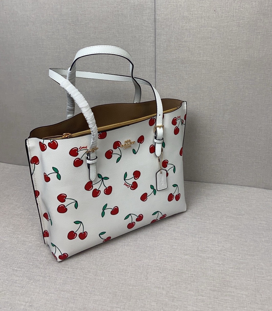 coa*h mollietote印花托特包 三隔层デザインの実用的トートバッグ