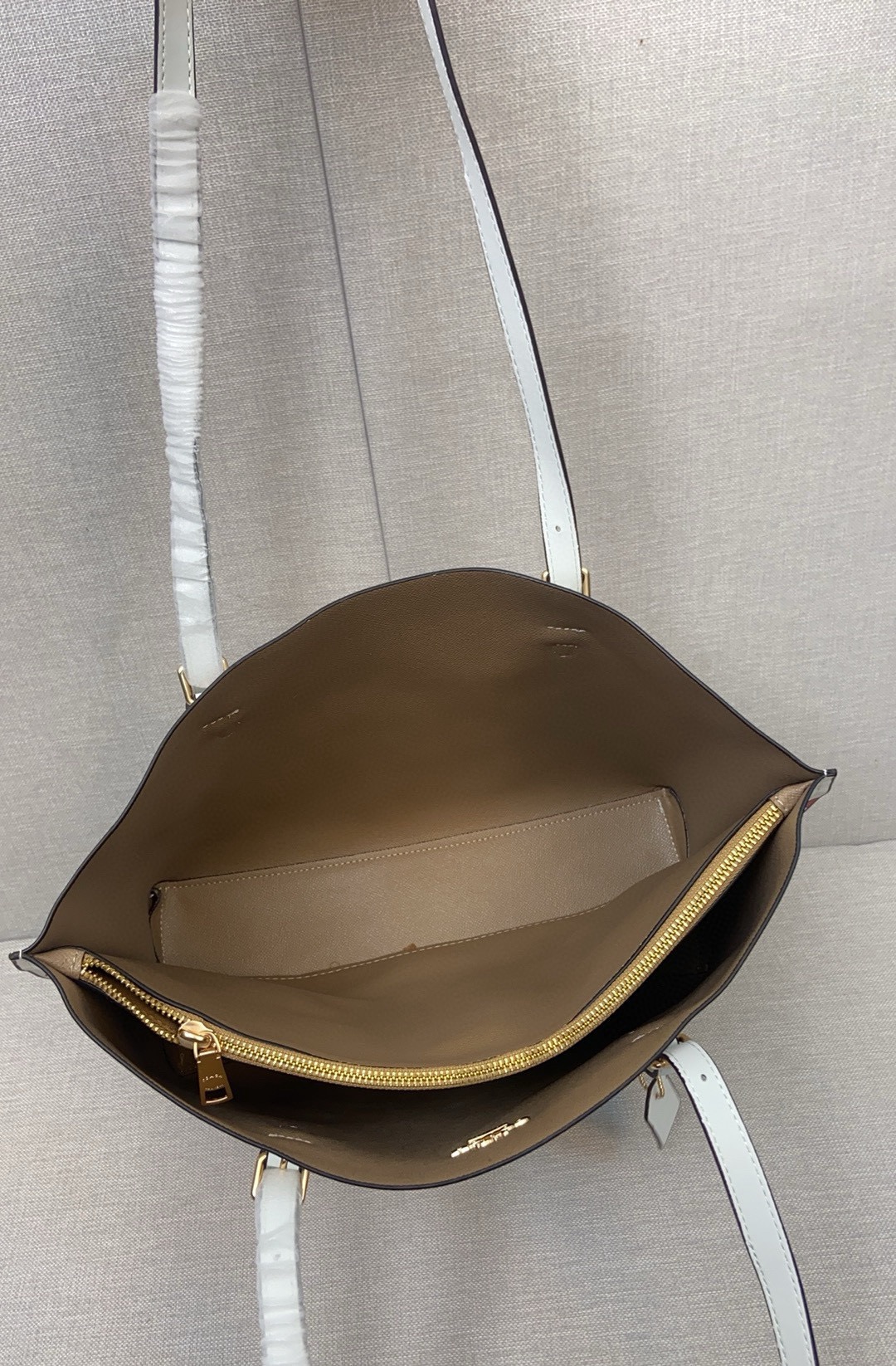 coa*h mollietote印花托特包 三隔层デザインの実用的トートバッグ