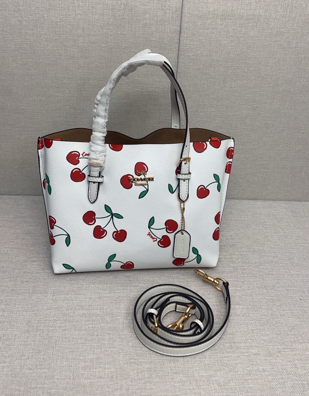 coa*h mollie tote印花托特包 - 三隔层デザインで使い勝手抜群