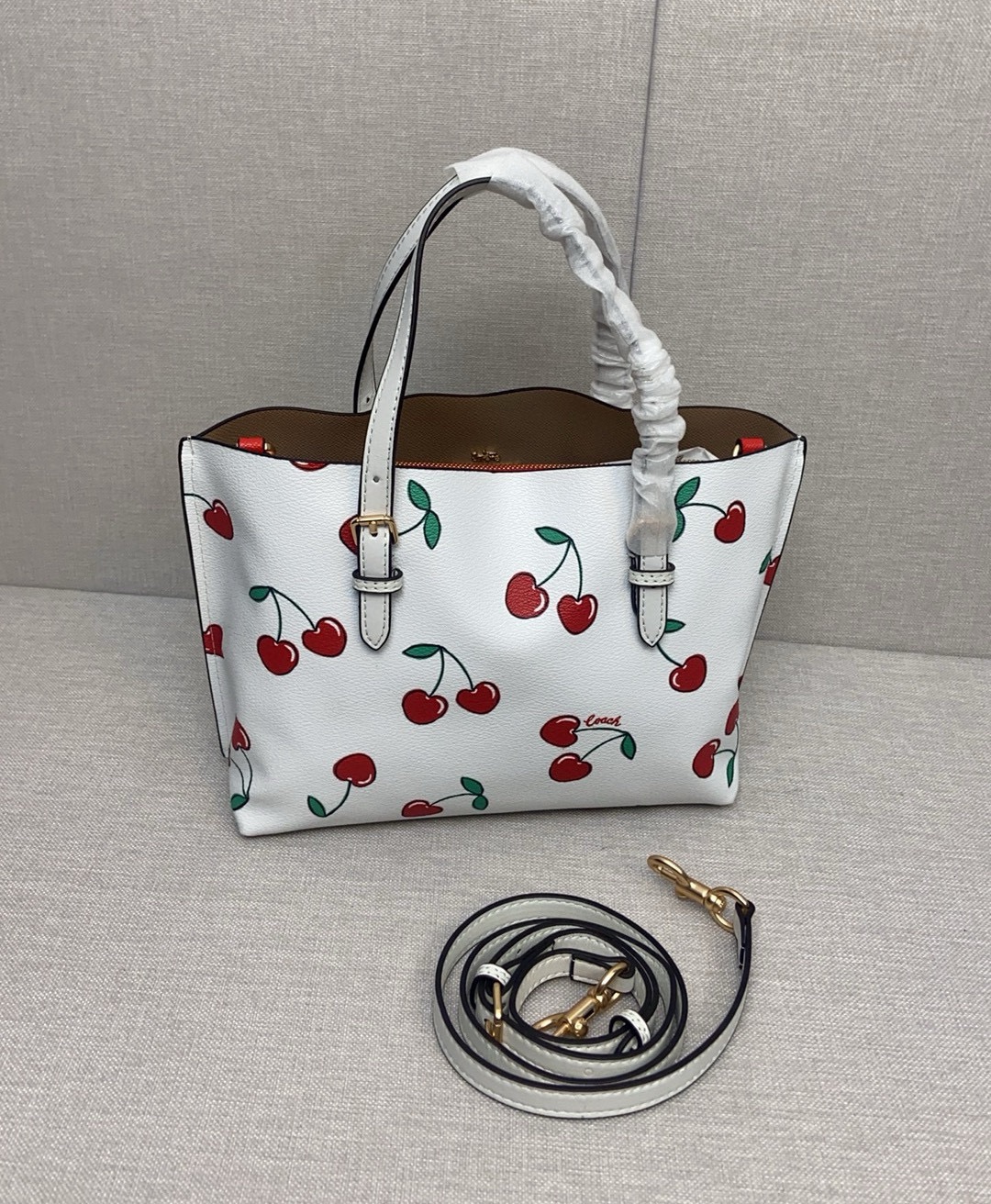 coa*h mollie tote印花托特包 - 三隔层デザインで使い勝手抜群