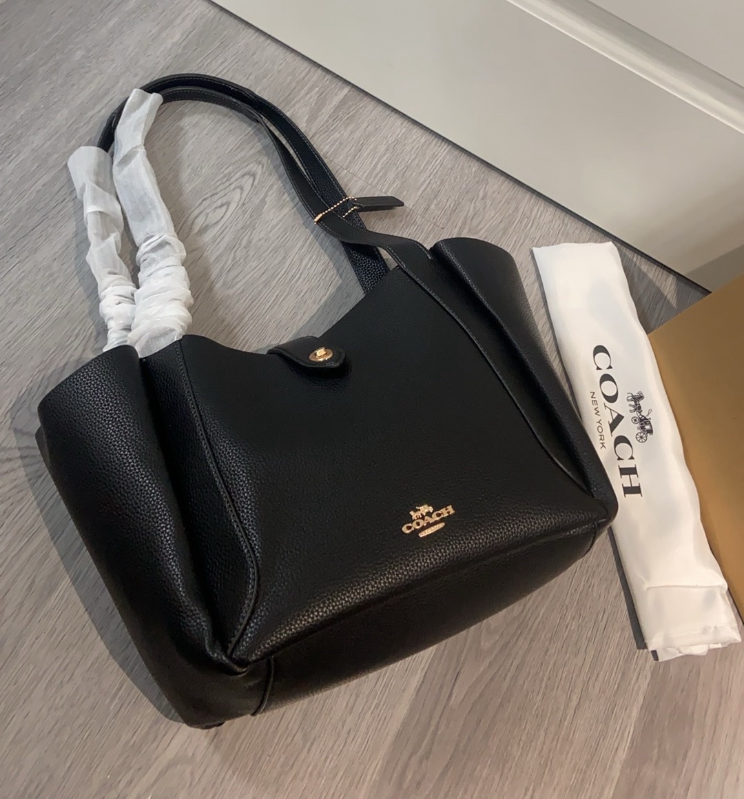 Hadley Turnlock Tote - 小柄女性に最適な高級感あふれるトートバッグ