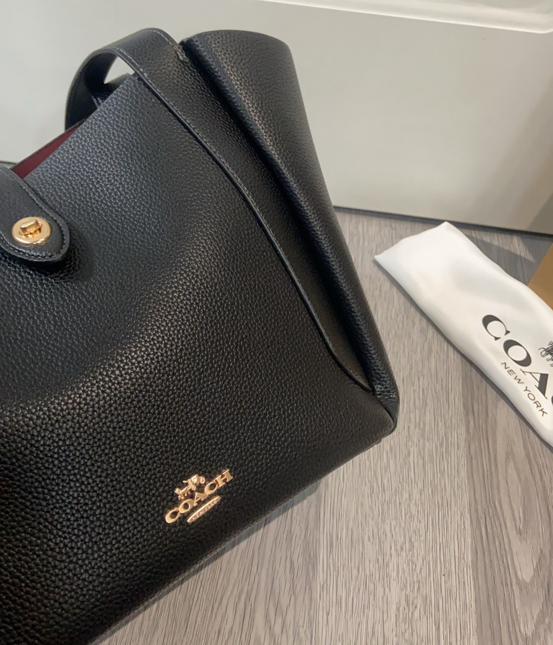 Hadley Turnlock Tote - 小柄女性に最適な高級感あふれるトートバッグ